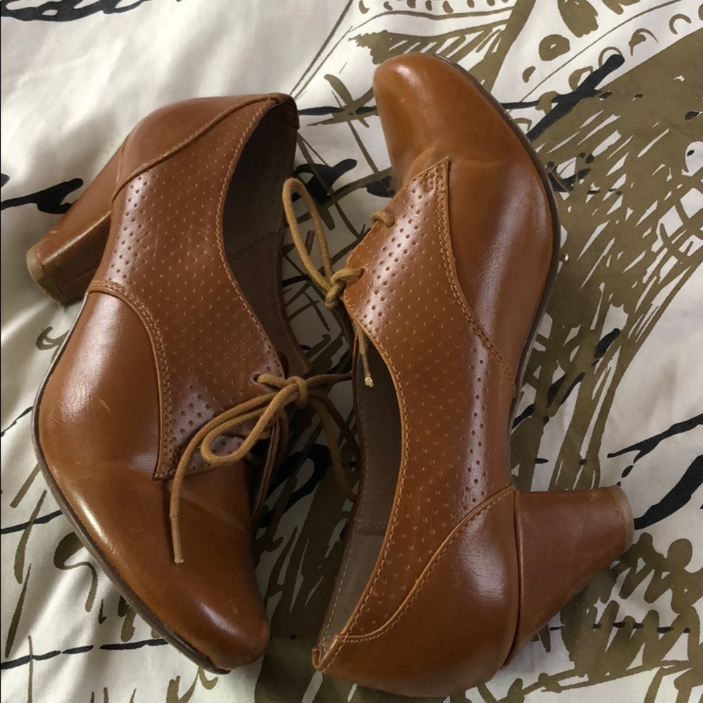 Chelsea Crew Brown Heels • 90s Vintage Style - Picture 4 of 4